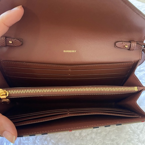 Burberry Wallet on Chain Leather Crossbody Bag - Picture 5 of 8